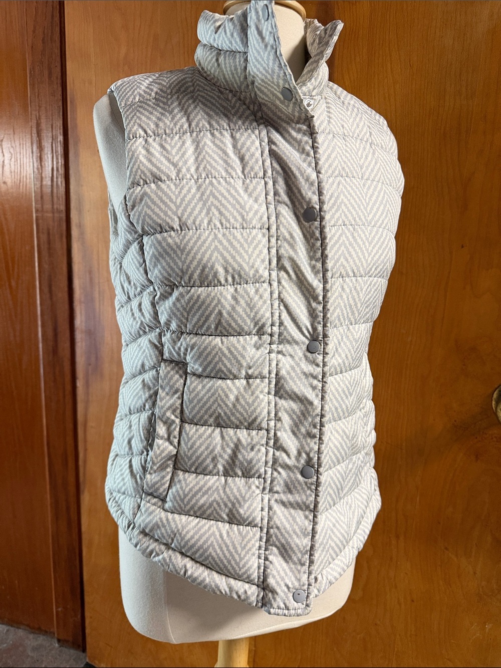 GAP Quilted Chevron Puffer Vest - Light Gray White MED